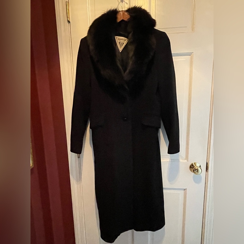 Elegant Black Coat with Fox Fur Collar